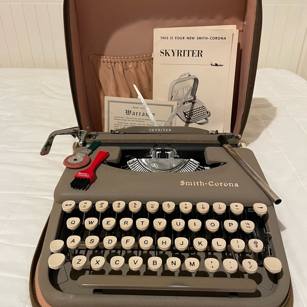 Vintage 1960’s Smith Corona Skyriter Portable Manusl Typewriter